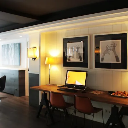 Hotel Paral-lel 2*