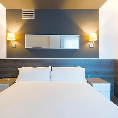 Paral-lel Hotel